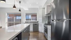 Kuchyň nebo kuchyňský kout v ubytování Modern Family Home
