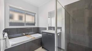 Koupelna v ubytování Modern Family Home