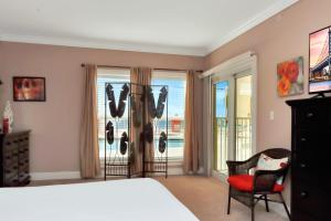 sypialnia z łóżkiem i parą butów na oknie w obiekcie Paradise Shores 105 by Pristine Properties Vacation Rentals w mieście Mexico Beach