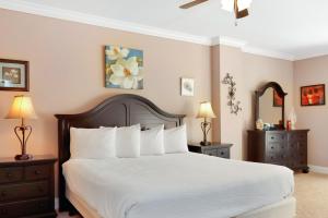 sypialnia z dużym łóżkiem z białą pościelą i białymi poduszkami w obiekcie Paradise Shores 105 by Pristine Properties Vacation Rentals w mieście Mexico Beach +37 zdjęć