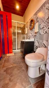 a bathroom with a toilet and a sink at Hotel Hacienda Inglaterra in Sevilla