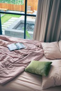 Ένα ή περισσότερα κρεβάτια σε δωμάτιο στο Holla Villa Kintamani