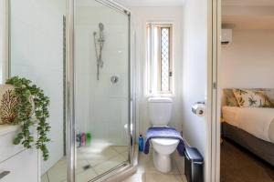 Koupelna v ubytování Bright & Cozy Duplex near Logan Central Comforts + 11 fotografií