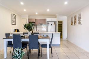 Kuchyň nebo kuchyňský kout v ubytování Bright & Cozy Duplex near Logan Central Comforts