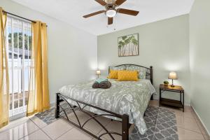 een slaapkamer met een bed en een plafondventilator bij The Flamingo*4bed*pool*jacuzzi*foosball in Valrico +37 foto's