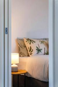 Postel nebo postele na pokoji v ubytování Bright & Cozy Duplex near Logan Central Comforts