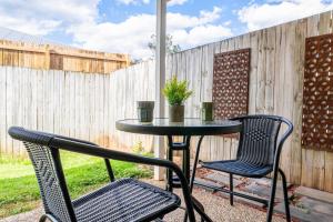 Patio nebo venkovní prostory v ubytování Bright & Cozy Duplex near Logan Central Comforts