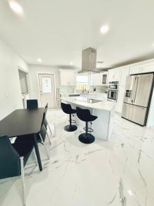 圣徒皮特海滩Remodeled Live the ultimate beach lifestyle!的白色的厨房配有桌椅