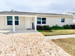 圣徒皮特海滩Remodeled Live the ultimate beach lifestyle!的一栋前面有砖砌车道的房子