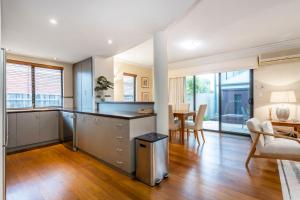 O bucătărie sau chicinetă la Townhouse on Coode