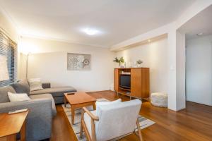 O zonă de relaxare la Townhouse on Coode +7 fotografii