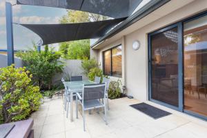 Un patio sau altă zonă în aer liber la Townhouse on Coode