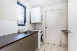 O bucătărie sau chicinetă la Townhouse on Coode