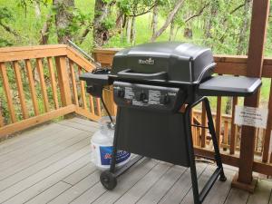 a grill sitting on a deck on a porch at Eagles Bluff 1BR Suite of Kalama Oaks Lodge in Kelso