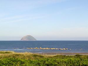 una isla en medio del océano en Braemar, en Lendalfoot