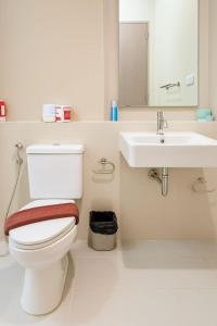 Un baño blanco con inodoro y lavabo. en The Base酒店民宿预订 市中心 游泳池 健身房 海滩 度假屋 A-9F, en Pattaya central