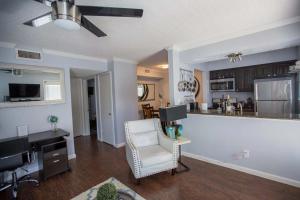 Η κουζίνα ή μικρή κουζίνα στο 2BD Condo DFW South I14