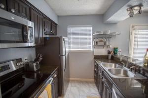 Η κουζίνα ή μικρή κουζίνα στο 2BD Condo DFW South I14