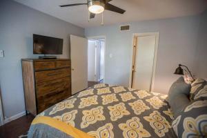 Ένα ή περισσότερα κρεβάτια σε δωμάτιο στο 2BD Condo DFW South I14 +4 φωτογραφίες