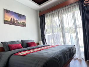 Ένα ή περισσότερα κρεβάτια σε δωμάτιο στο Aonang Villa View Mountain 10 min to beachbyscooter