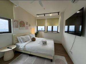 吉隆坡Riveria City KL Sentral by Sleepy Bear的卧室配有床、桌子和窗户。 更多145张照片