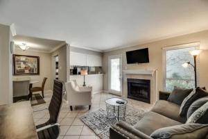 Χώρος καθιστικού στο Cozy 2BD Apt DFW South I12