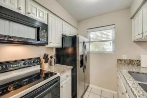Η κουζίνα ή μικρή κουζίνα στο Cozy 2BD Apt DFW South I12