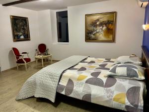 een slaapkamer met een bed, een tafel en stoelen bij Escapade dans la campagne toulousaine in Beaumont-sur-Lèze