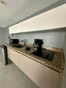 una cocina con fregadero y encimera en South Point Cozy Apartment, en Miami Beach 18 fotos más