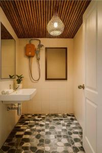 un baño con lavabo y espejo en Starlight Bungalows - 3 Mins Walk To Beach, en Ko Lanta Yai