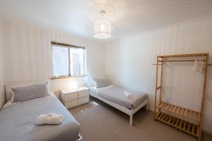 Ένα ή περισσότερα κρεβάτια σε δωμάτιο στο Little Oceana Esplanade - Beachfront Horizons Await