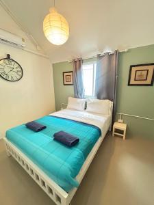 ランタ島にある3 bedroom & loft pool villa copacolantaのベッドルーム1室(大型ベッド1台、壁掛け時計付) +60枚の写真