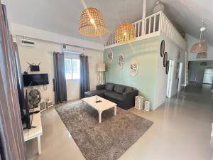 ランタ島にある3 bedroom & loft pool villa copacolantaのソファとテーブルのあるリビングルーム