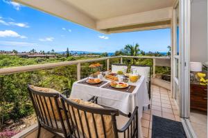 un tavolo su un balcone con vista sull'oceano di Oceanview Retreat Walk to Beach & Restaurants a Wailea