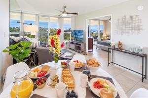 una sala da pranzo con tavolo pieno di cibo di Oceanview Retreat Walk to Beach & Restaurants a Wailea