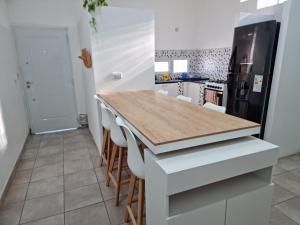 Kuchyň nebo kuchyňský kout v ubytování Departamento Familiar muy amplio