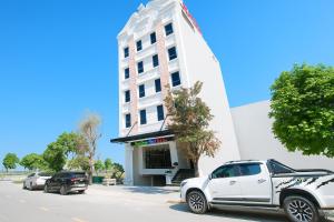 a white truck parked in front of a building at Nice Dream Hotel in Yen