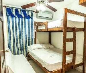 - une chambre avec des lits superposés dans une maison dans l'établissement Villa Luisana, à Las Lajas 31 autres photos