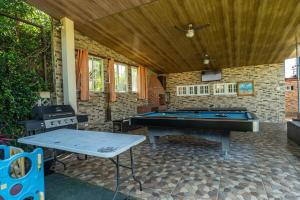 une terrasse avec une table de billard et un poêle dans l'établissement Villa Luisana, à Las Lajas