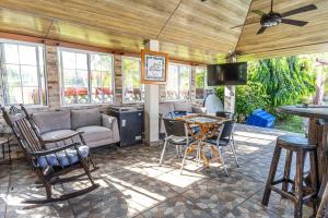 un patio avec un canapé, une table et des chaises dans l'établissement Villa Luisana, à Las Lajas