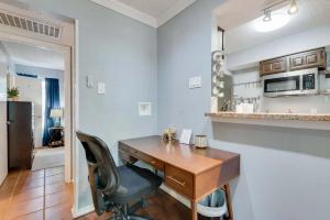 una oficina con escritorio y silla en una habitación en 1BD Condo DFW South I04, en Sowers
