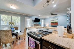 una cocina con isla con mesa y un comedor en 1BD Condo DFW South I04, en Sowers