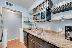 una cocina con fregadero y encimera en 1BD Condo DFW South I04, en Sowers