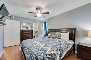 Un dormitorio con una cama y un ventilador de techo. en 1BD Condo DFW South I04, en Sowers 5 fotos más