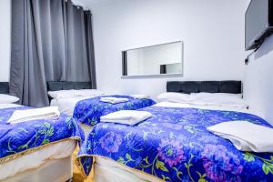 Postel nebo postele na pokoji v ubytování Joel Hotel