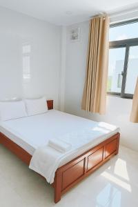 Postel nebo postele na pokoji v ubytování Bảo Di Sóc Trăng Hotel