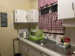 Η κουζίνα ή μικρή κουζίνα στο charming 1 bedroom house