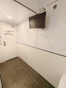 a small room with a tv on the wall at Joy Hella Inn in Hong Kong