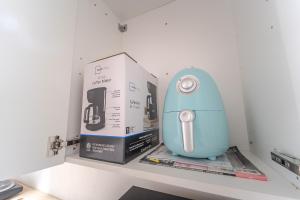 een plank met twee dozen en een wii-controller bij Bright & Spacious 2 Bedroom Apartment Free Wi-Fi, Free Parking, Near Nature Trails in Toronto