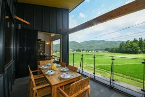 Nespecifikovaný výhled na hory nebo výhled na hory při pohledu z chaty